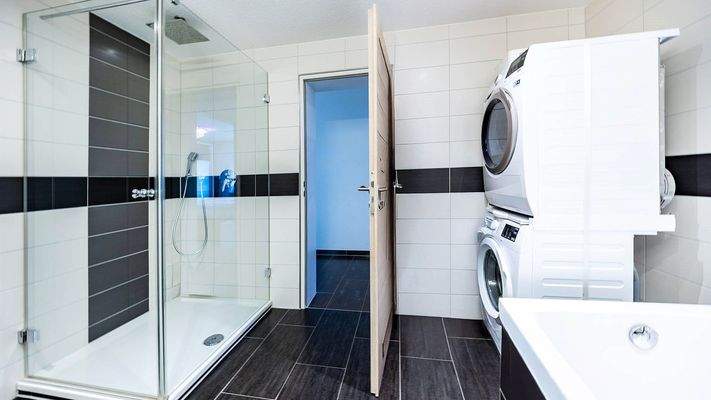 Bad mit Dusche und Wanne