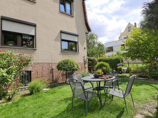 Esstisch vor dem Haus