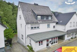 Wohn- und Geschäftshaus mit Carport