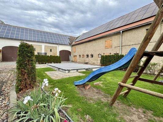 Spielturm_Pool_Innenhof