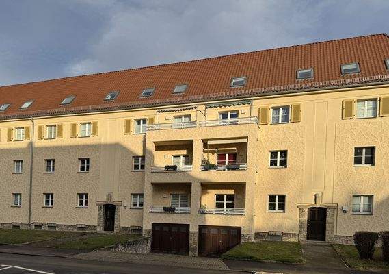 Hausansicht mit Balkonen 