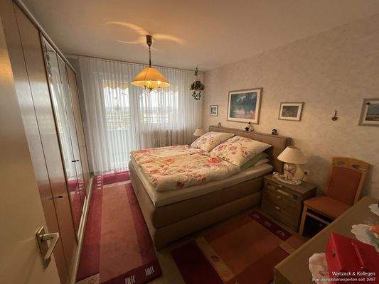 Schlafzimmer mit Platz für einen Kleiderschrank