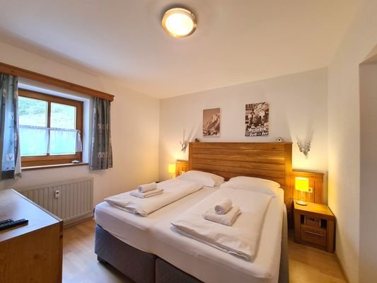 Schlafzimmer mit Doppelbett