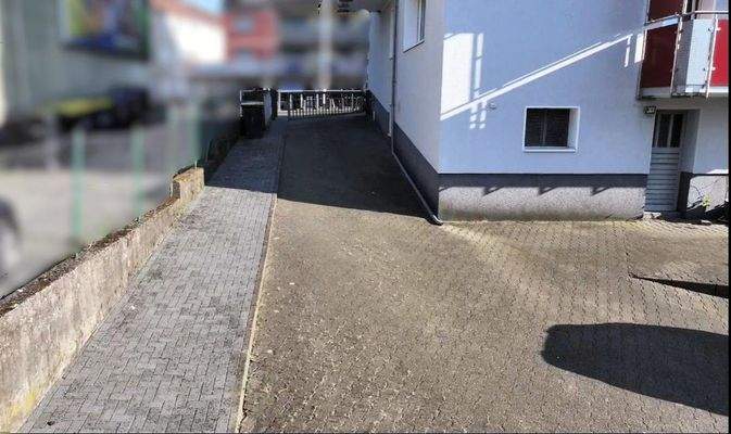 Einfahrt zu den Garagen, Stellplätzen.jpg