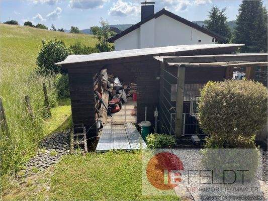 Ansicht auf Werkzeugschuppen hinterm Haus