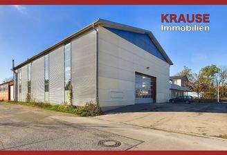 Außenansicht Halle mit Tor