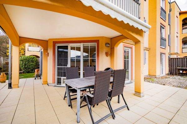 ...mit Steinfliesen und Markise