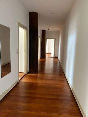 Langer Flur mit Holzboden