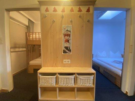 Blick vom Flur in die zwei separaten Schlafräume