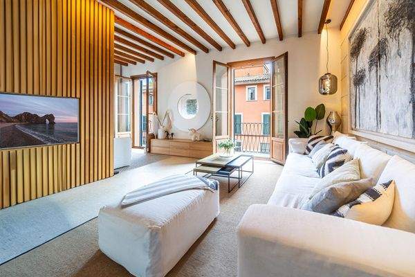 Lichtdurchflutetes Wohnzimmer