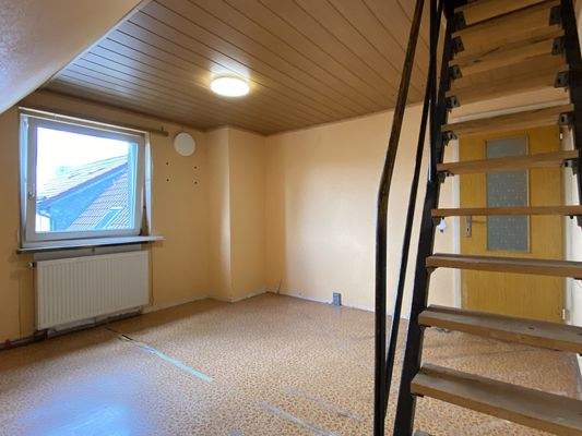 Kinderzimmer mit Treppe zum Spitzboden