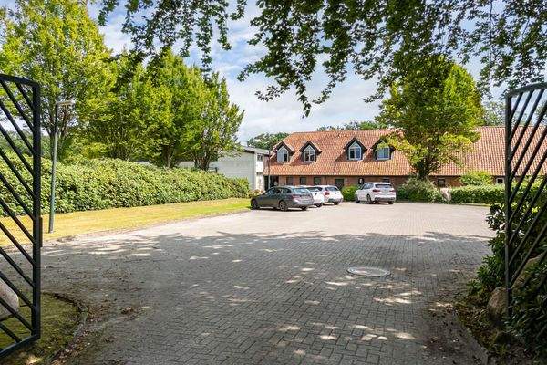 Zufahrt mit Parkmöglichkeiten