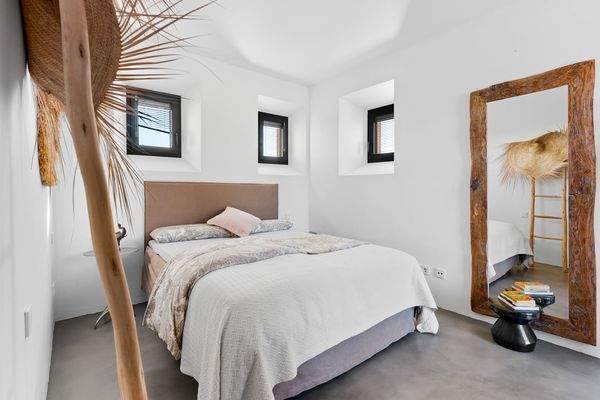 Eins von fünf Schlafzimmern