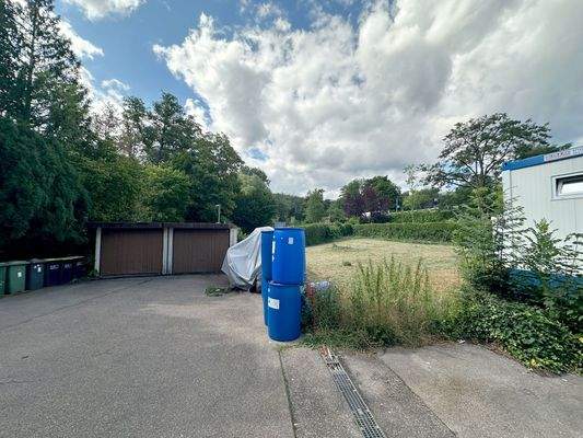 Hinterhof mit zwei Garagen