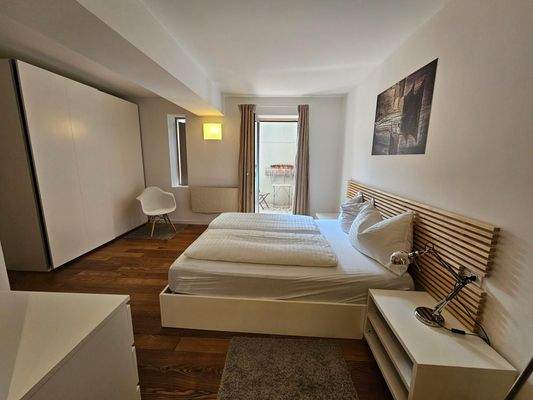 Blick vom Schlafzimmer zum kleinen Innenhof