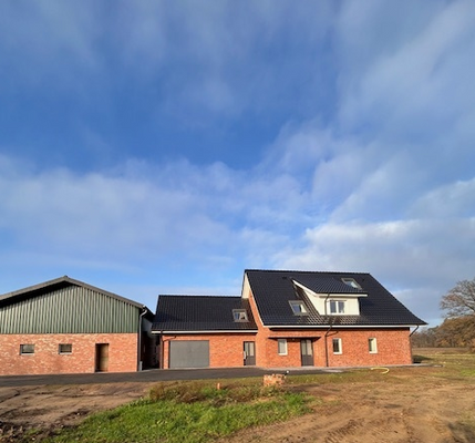 Aussenansicht mit Halle