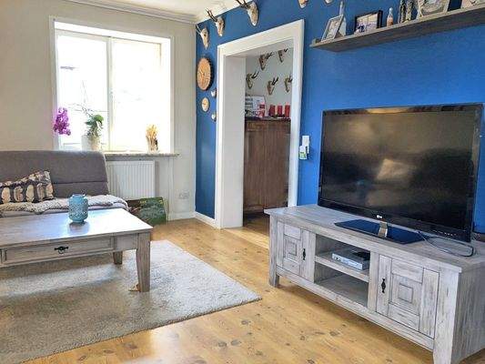 Wohnraum mit Blick in das Kaminzimmer