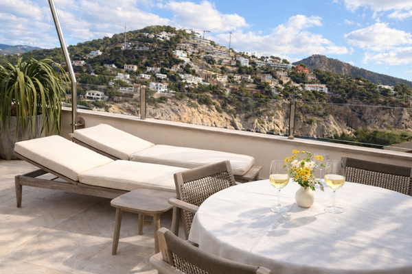 Dachterrasse Liegen u gedeckter Tisch.PNG