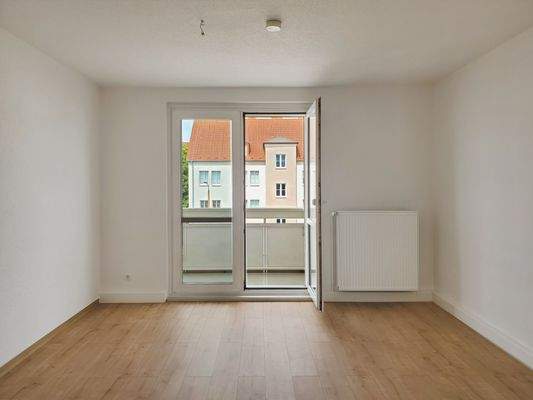 Wohnzimmer mit Balkon.jpg