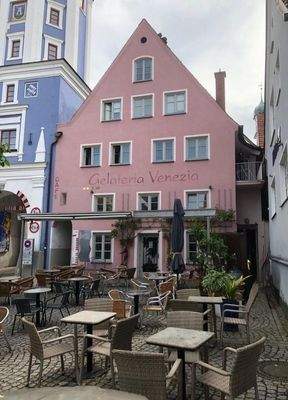 Westseite mit Bestuhlung