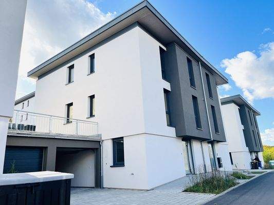 Nordostansicht mit Garage und Hauszugang (linke Haushälfte Nr. 46)