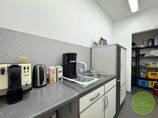 Ihre Teeküche mit Vorratskammer.