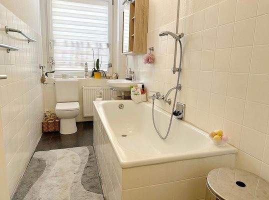 Wannenbad mit Fenster.