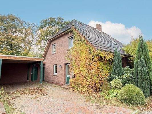 Nebeneingang und Carport