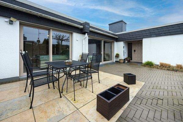 Südterrasse mit Eingangsbereich