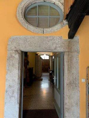 Tür mit Natursteineinfassung & ovalem Oberlicht