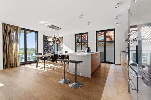 offene Küche mit Blick auf den Rhein