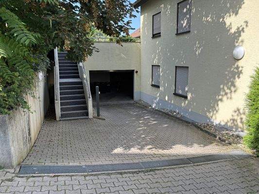 ... mit Tiefgaragenzufahrt