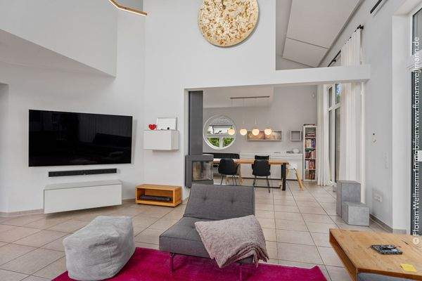 Glattverputzte Innenwände, bodentiefe Fenster und hohe Decken sorgen für ein tolles Raumgefühl 