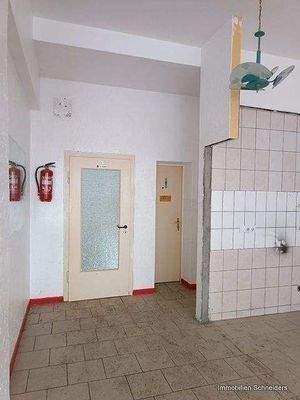 Blick zu den Nebenräumen / WC