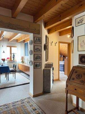 Flur mit Blick ins Esszimmer u. Schlafzimmer