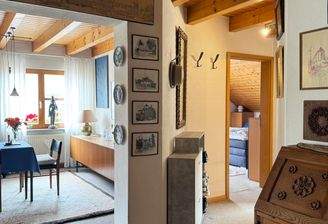 Flur mit Blick ins Esszimmer u. Schlafzimmer