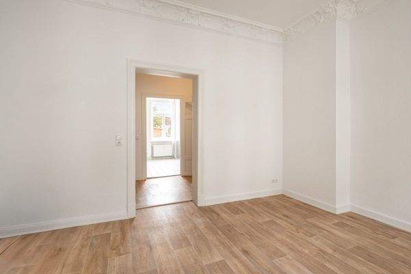 Wohnzimmer mit Stuckdecke