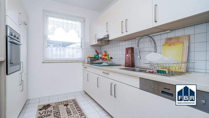 Küche mit Einbauküche