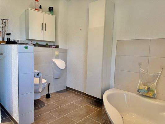 mit Eckwanne und Urinal