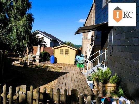 Blick auf die Terrasse mit Gartenhaus und Grillplatz - Kopie