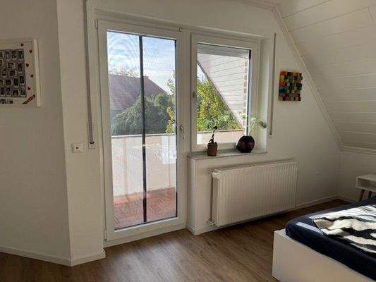 Schlafzimmer mit Zugang zur Loggia