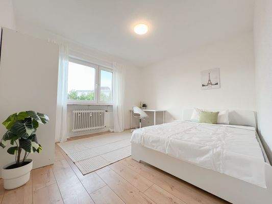 Helles WG-Zimmer mit Bett