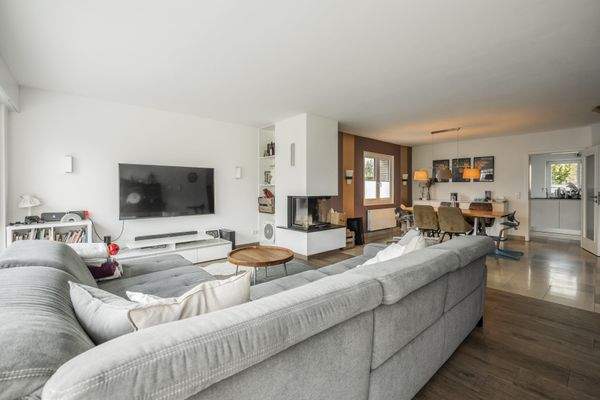 Wohnzimmer mit Panorama-Kamin