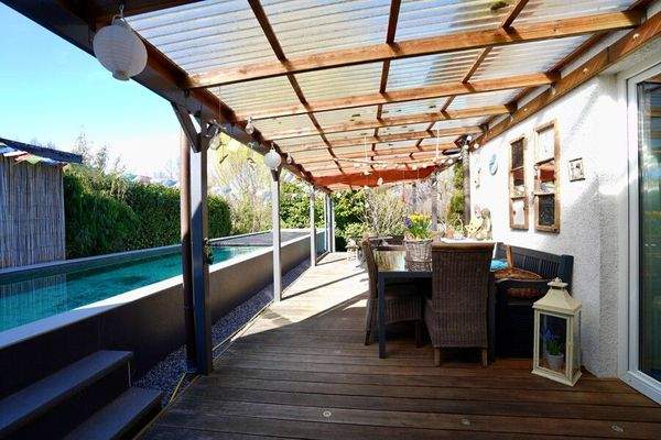 Überdachte Terrasse mit angrenzendem Pool