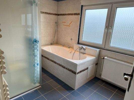 Badezimmer Dachgeschoss mit Badewanne und Dusche Ansicht 1