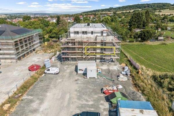 Drohnenblick mit Stellplatzbereich davor