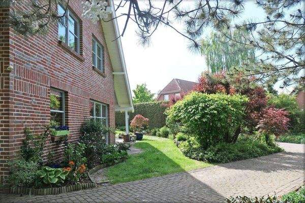 Hausvorderseite  mit Vorgarten und Zufahrt