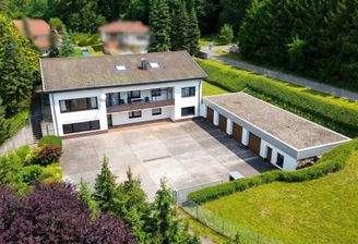 Rückansicht m. Zufahrt und Garagen