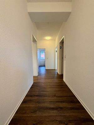 Flur (Richtung Behandlung 2, Küche, Behandlung 3)