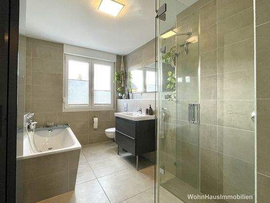 Ein Familienbad mit Wanne und Dusche